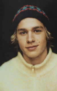 Charlie Hunnam TsDUrur4_o