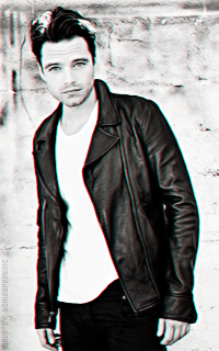 Sebastian Stan Vsy7BJMM_o