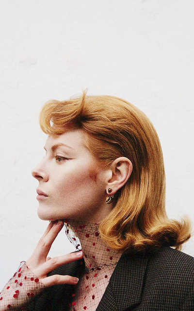 Emily Beecham D4JwfcJF_o