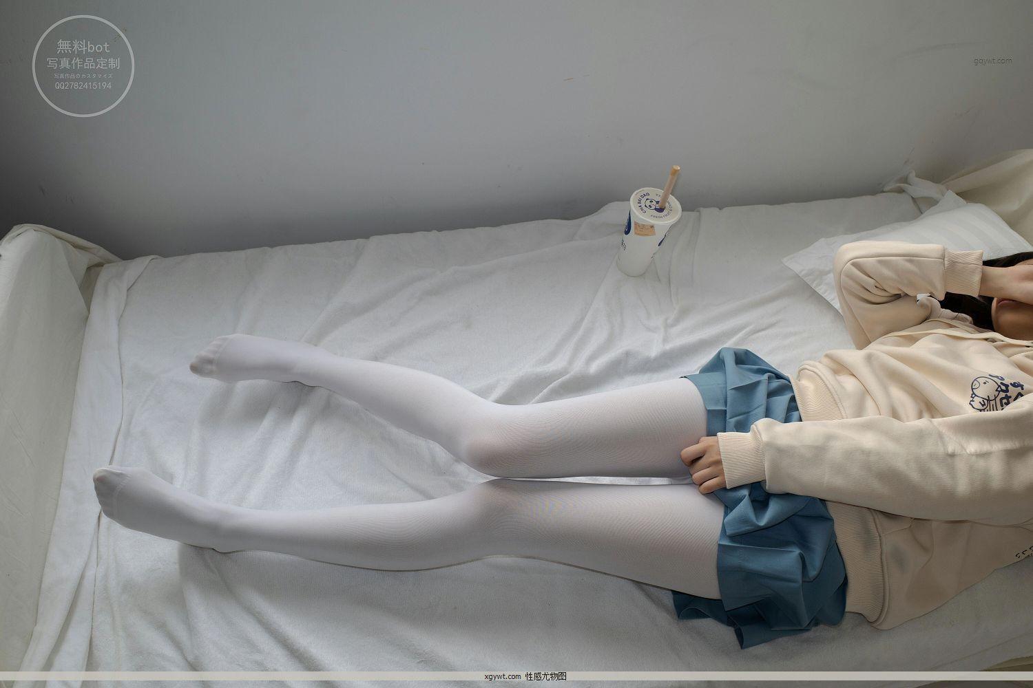 [森萝财团]有料NO.024 出镜 萝莉雪糕 米色卫衣与蓝色短裙加浅色美腿丝袜私房高清图(16)