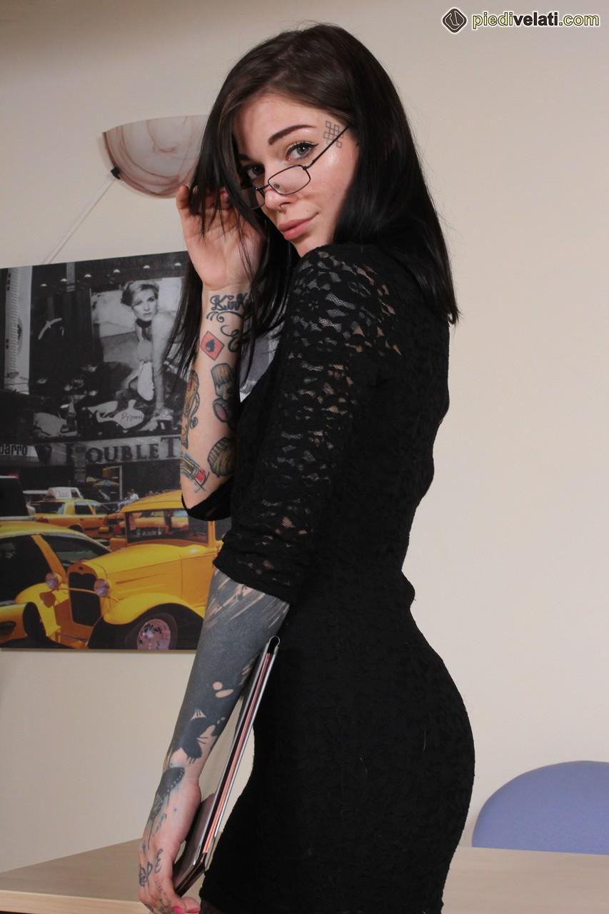 Tattooed girl Refen removes her red soled heels while wearing pantyhose(1)