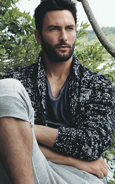 Noah Mills VuzpVo69_o