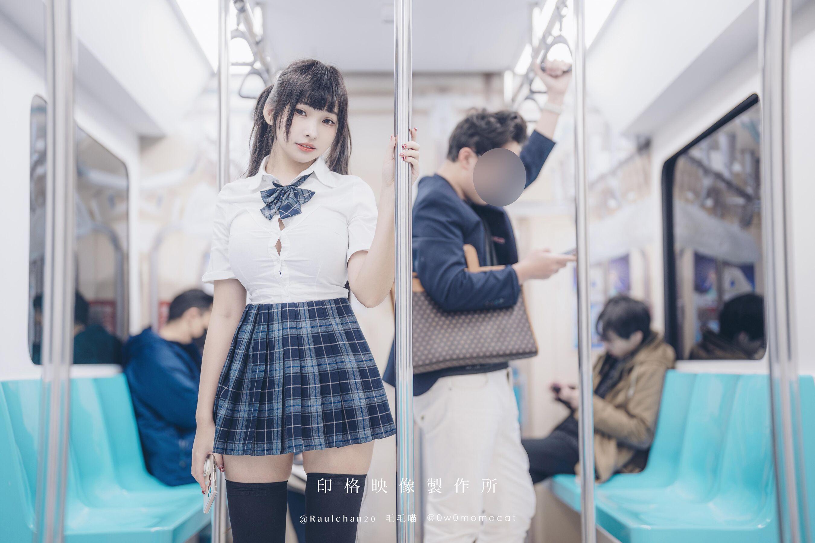 国模套图 慕慕Momo《🚄 电车通学少女 🆘》(6)