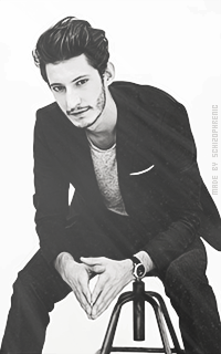 Pierre Niney Fvbcig4A_o