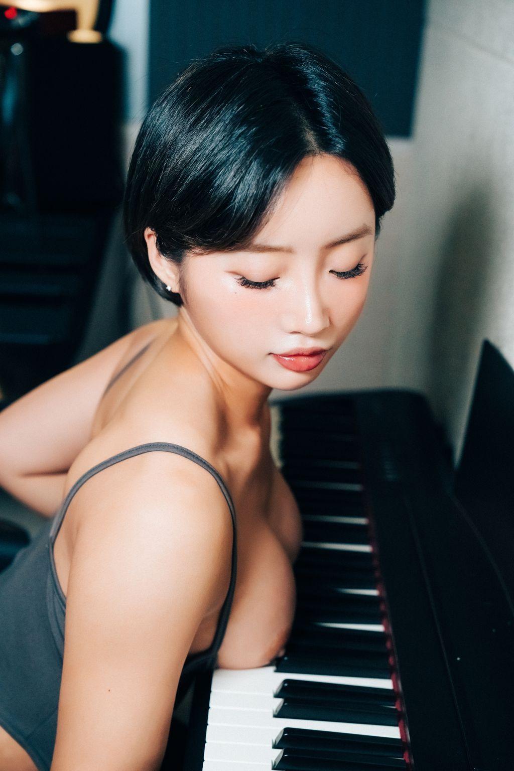 [Loozy] Booty Queen: Nude Recording (155 photos )(129)