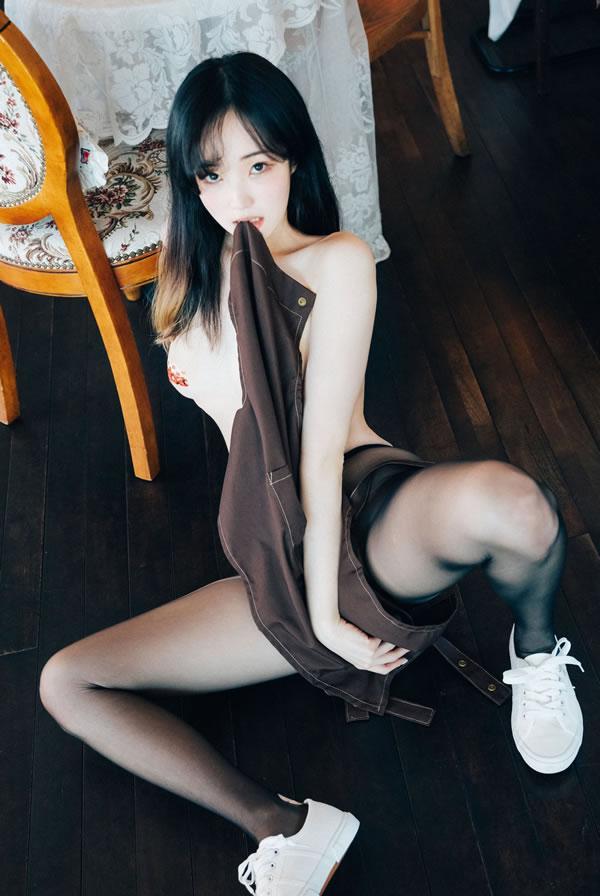 可爱女生Bambi - 穿黑丝的便利店里服务员(24)