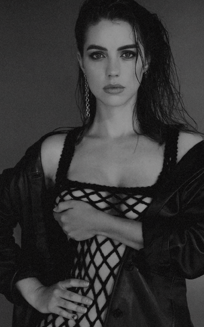 Adelaide Kane YwFhzbHJ_o