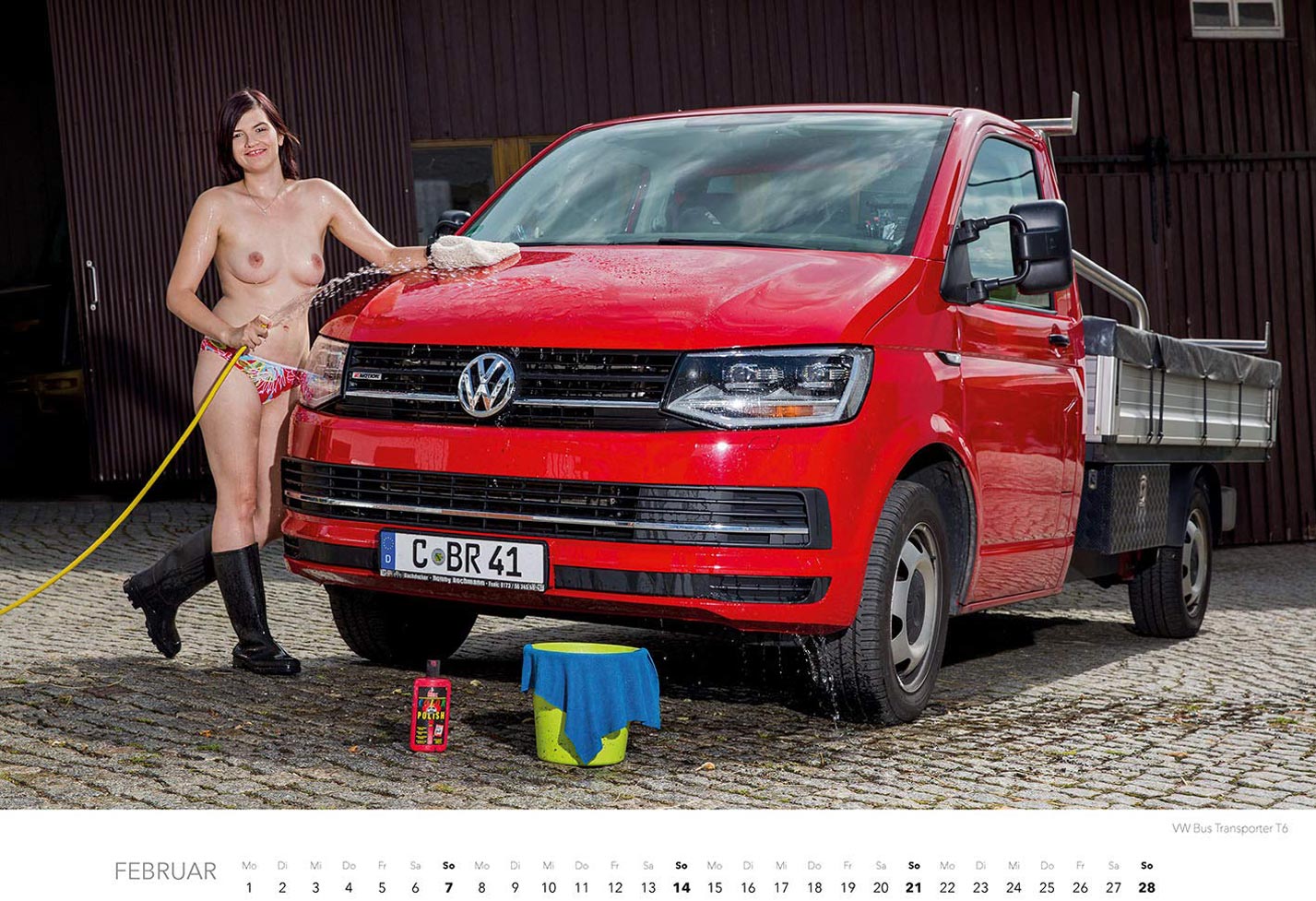 Эротический календарь с сексуальными полуголыми девушками, моющими машины / февраль