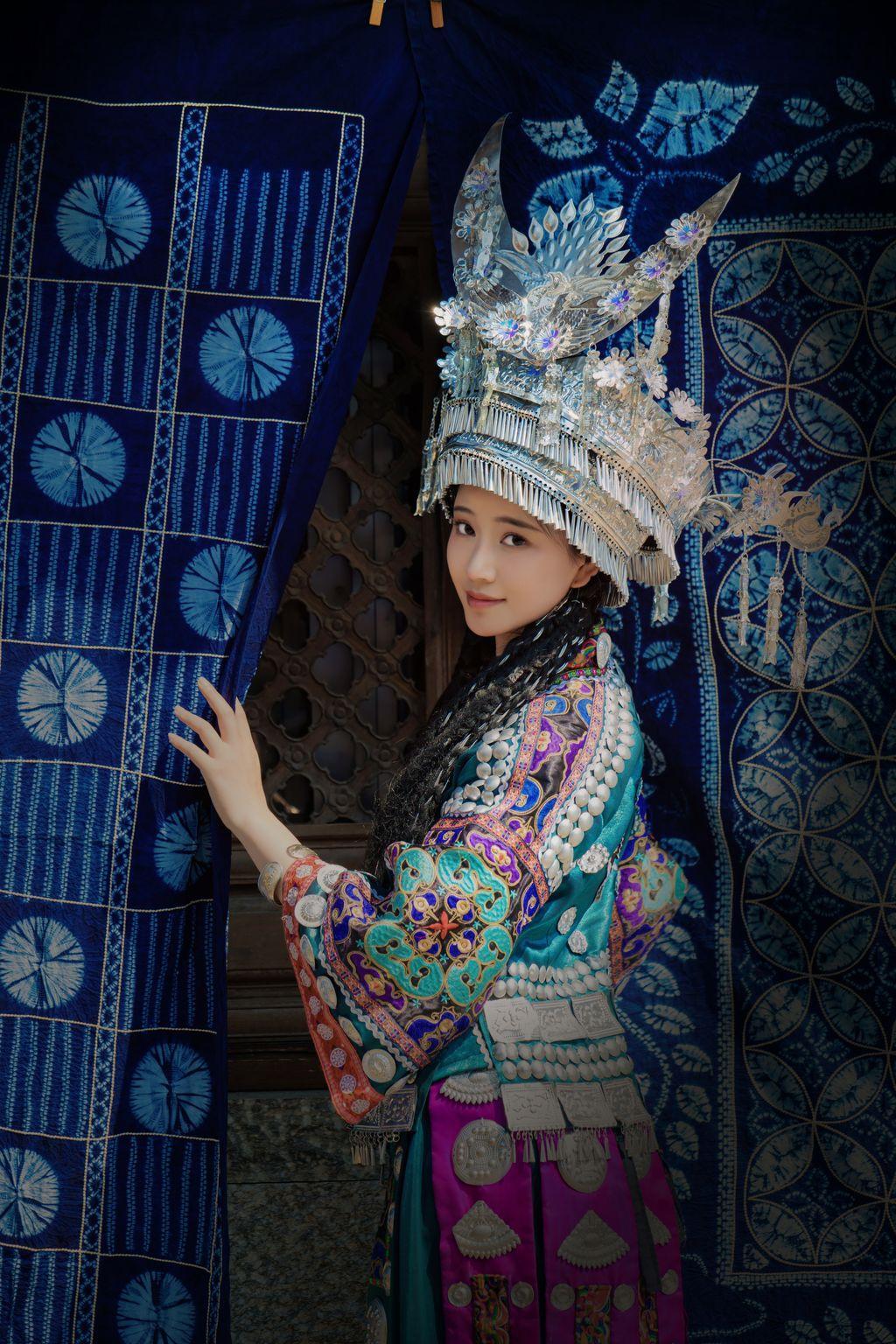 Coser@年年Nnian: 苗疆女孩 (50 photos)(15)