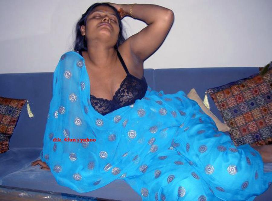 Desi housewife Aprita lets her brassiere slip while posing non nude(9)