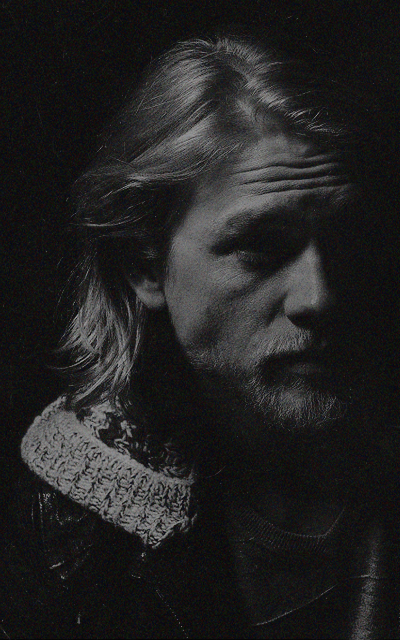 Charlie Hunnam Bphwv6uD_o