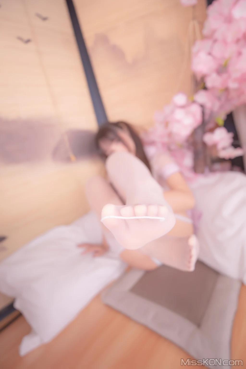 Coser@神楽坂真冬 Vol.079: 绝对企画-透明黑白水手服《特別なことに》 (150 photos )(63)