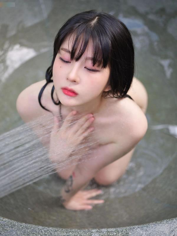 温泉里的女生湿身诱人白嫩肌肤尽现(24)