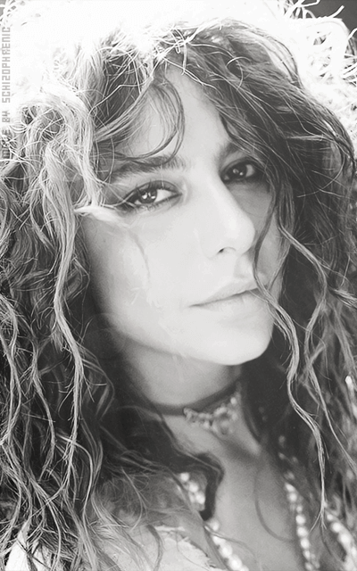 Nadia Hilker EFEw1oLU_o