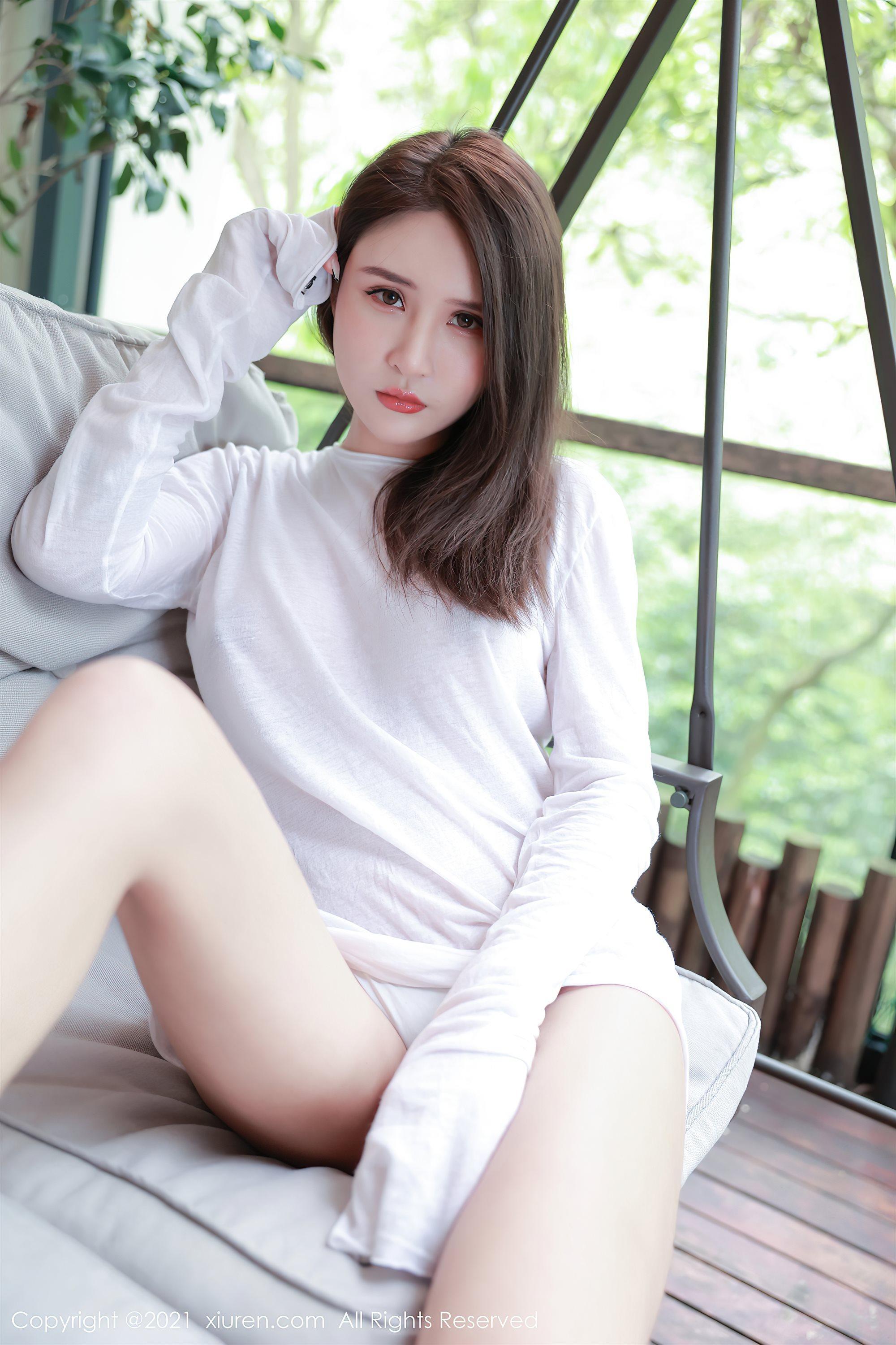 [XiuRen秀人网]No.3353 嫩模Emily顾奈奈私房浴室白色通透服饰半撩露豪乳半球诱惑写真(4)
