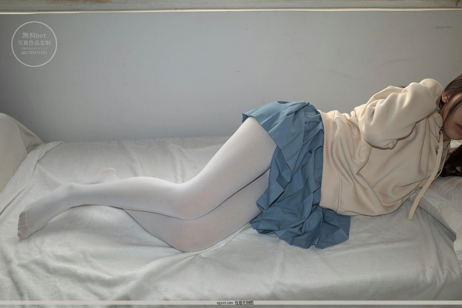 [森萝财团]有料NO.024 出镜 萝莉雪糕 米色卫衣与蓝色短裙加浅色美腿丝袜私房高清图(23)