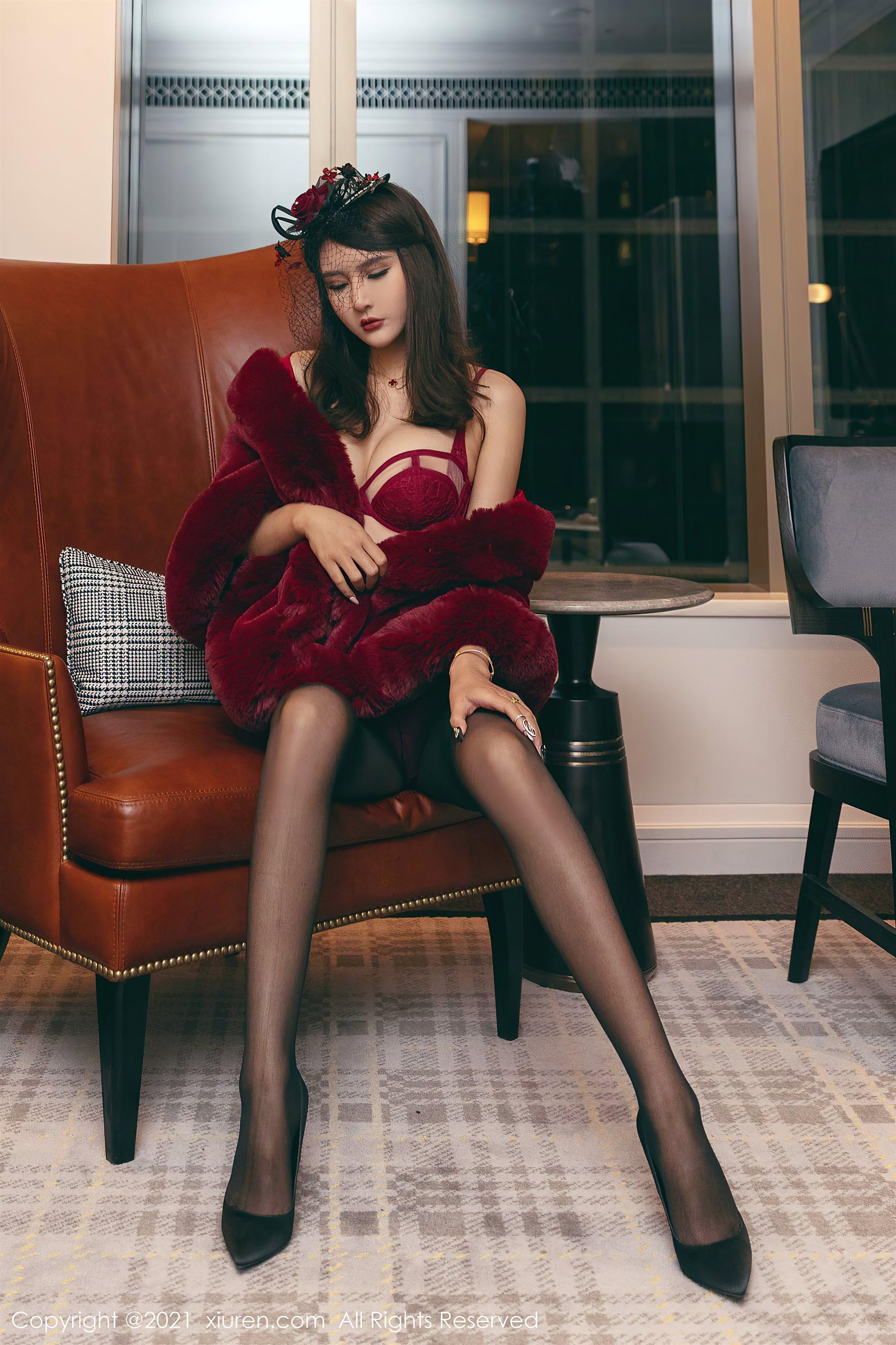 [XiuRen秀人网]No.3548 女神Emily尹菲澳门旅拍猩红贵妇装束半脱露翘臀撩人诱惑写真(2)