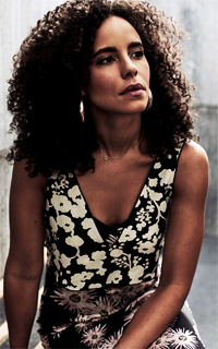 Parisa Fitz-Henley MV6dHdPF_o