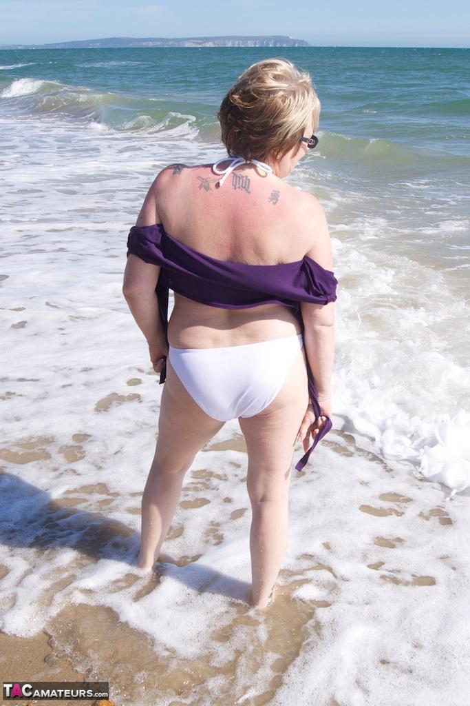 Mature amateur Speedy Bee gets naked in shades on a British beach(4)