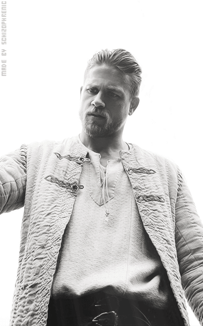 Charlie Hunnam Z8tyOH4D_o