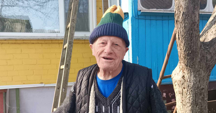 У 85 Іван Костирко сів за ноутбук У 85 Іван Костирко сів за ноутбук