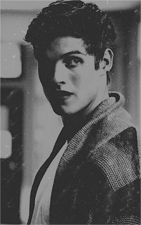 Daniel Sharman StpzurPk_o