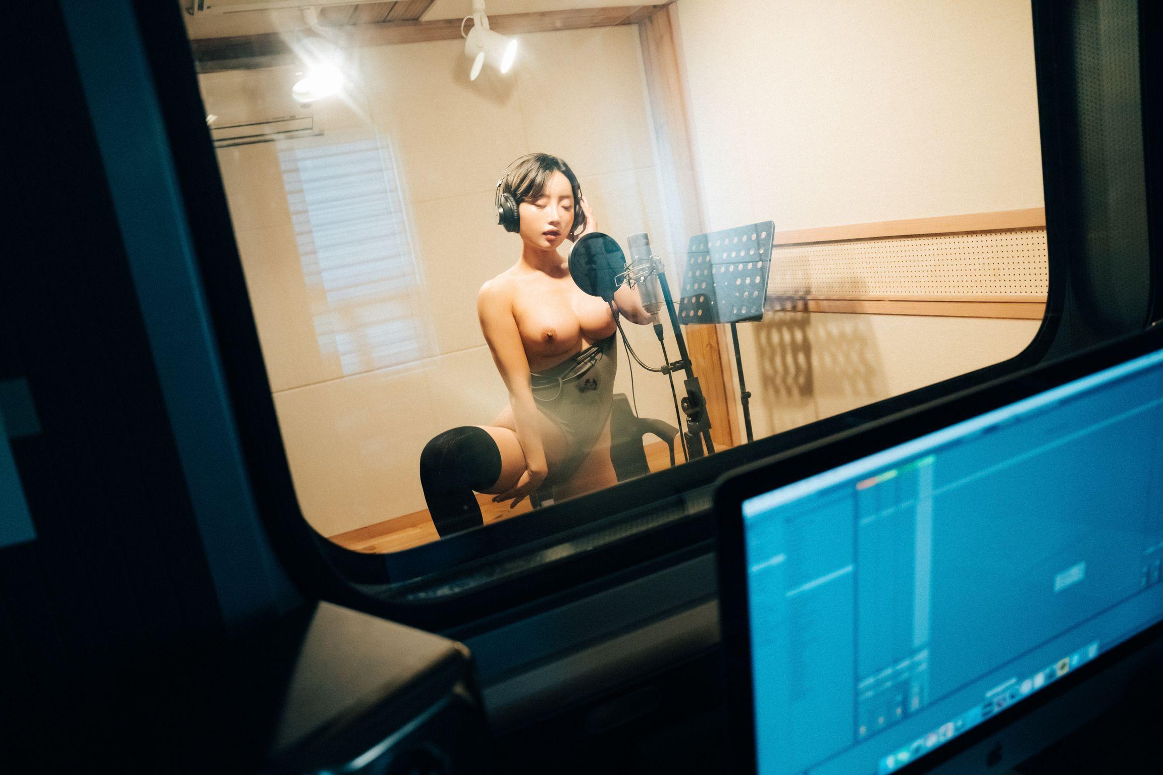 [Loozy] Booty Queen: Nude Recording (155 photos )(139)