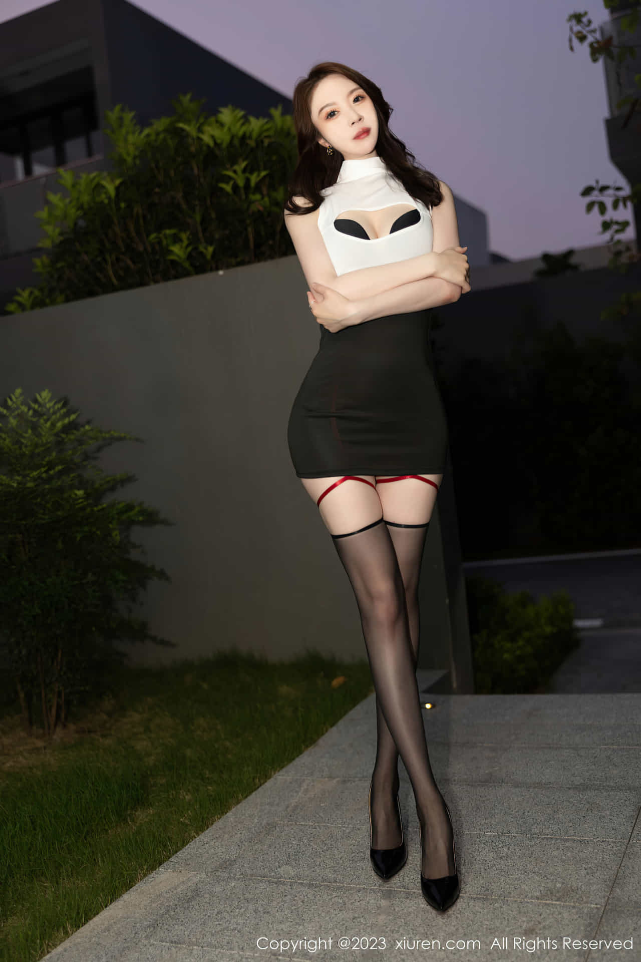 Meng Xinyue のセクシーで魅力的な黒のストッキングは、彼女の背が高く優雅な姿を輪郭を描き、彼女の魅力的な姿勢は優雅で感動的です。