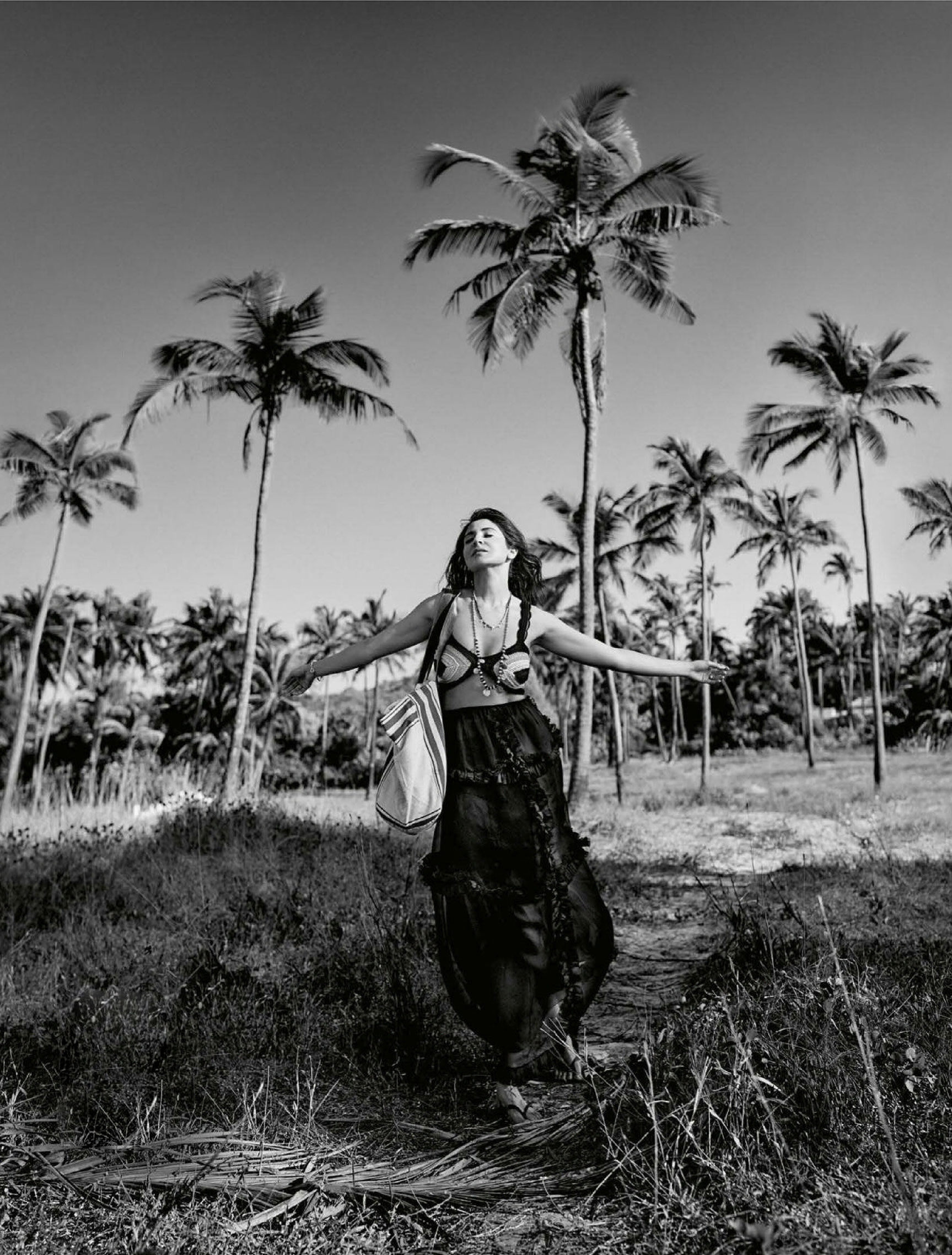 Anushka Sharma by Billy Kidd Анушка Шарма в новинках модных брендов на побережье Гоа / фото 07