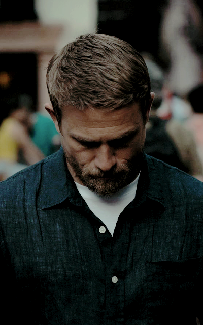 Charlie Hunnam - Page 2 YXtErLVH_o