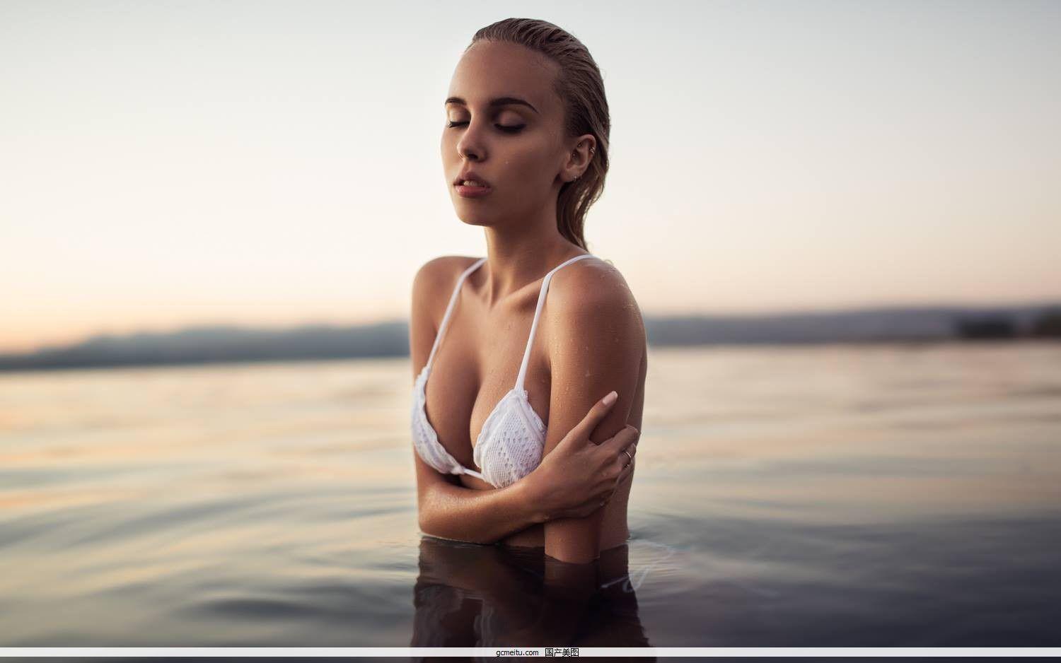 Maria Domark 超辣模特女兵比基尼私房照诱人摄影图套图(28)