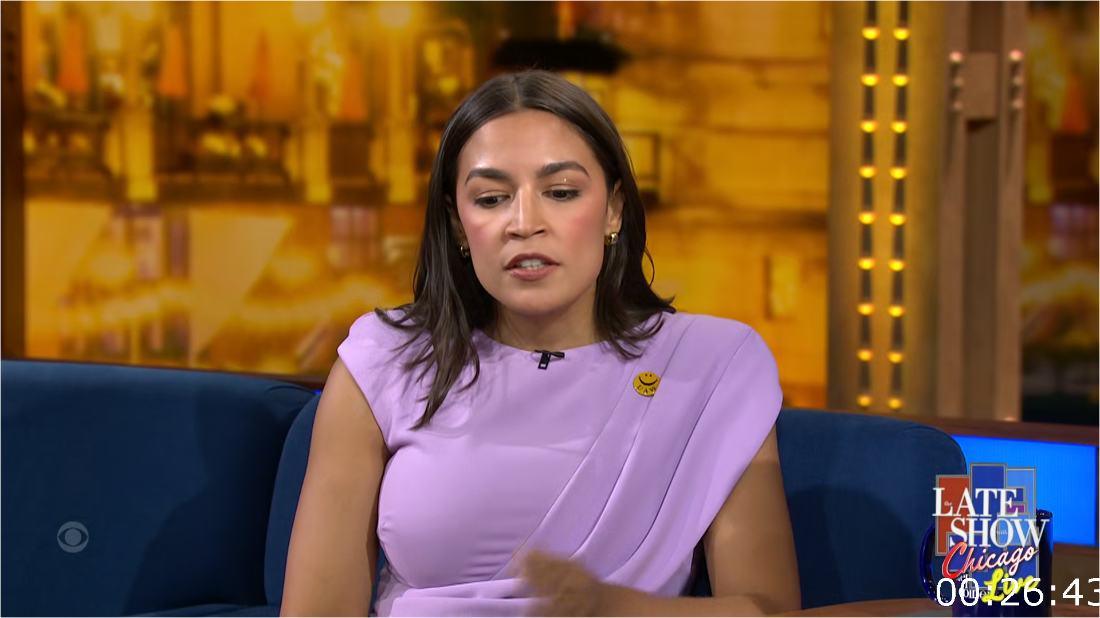 Stephen Colbert (2024-08-22) Alexandria Ocasio [1080p/720p] (x265) KuAQ9RjX_o