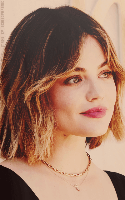 Lucy Hale UkjWJ1SY_o