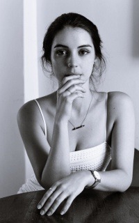 Adelaide Kane Q9gqcL0K_o