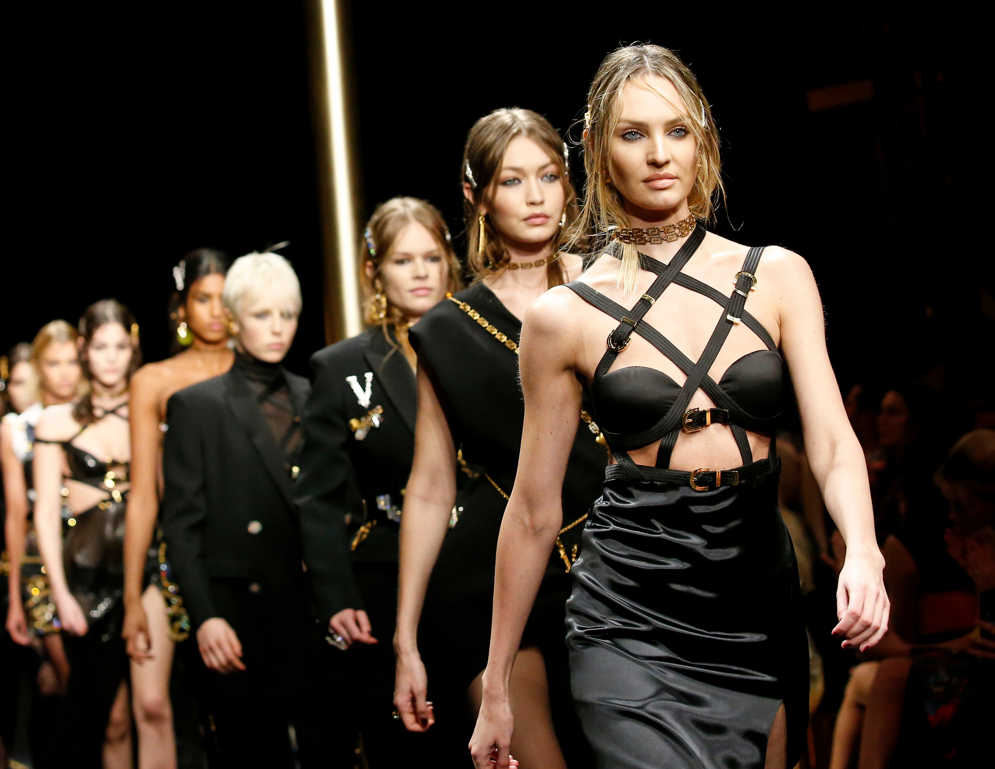 Кэндис Свейнпол (Candice Swanepoel) на показе Versace на Неделе моды в Мила...