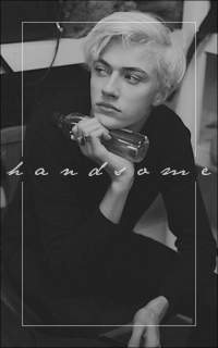 Lucky Blue Smith 2KeBD4mv_o