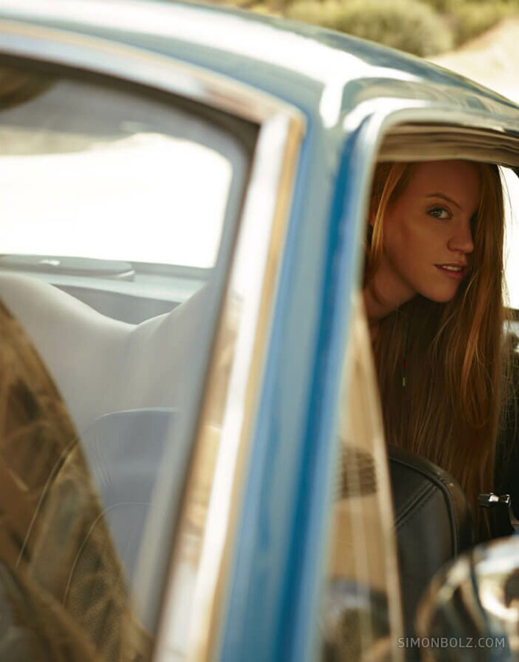 Голая гонщица за рулем винтажного Ford Mustang / Rubia Stringsi nude by Simon Bolz Голая гонщица за рулем винтажного Ford Mustang / Rubia Stringsi nude by Simon Bolz