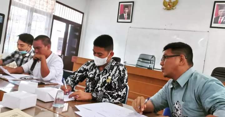 Jajaran Direksi PUD Pasar Panitia Turnamen Turnamen Badminton PUD Pasar Berkolaborasi
