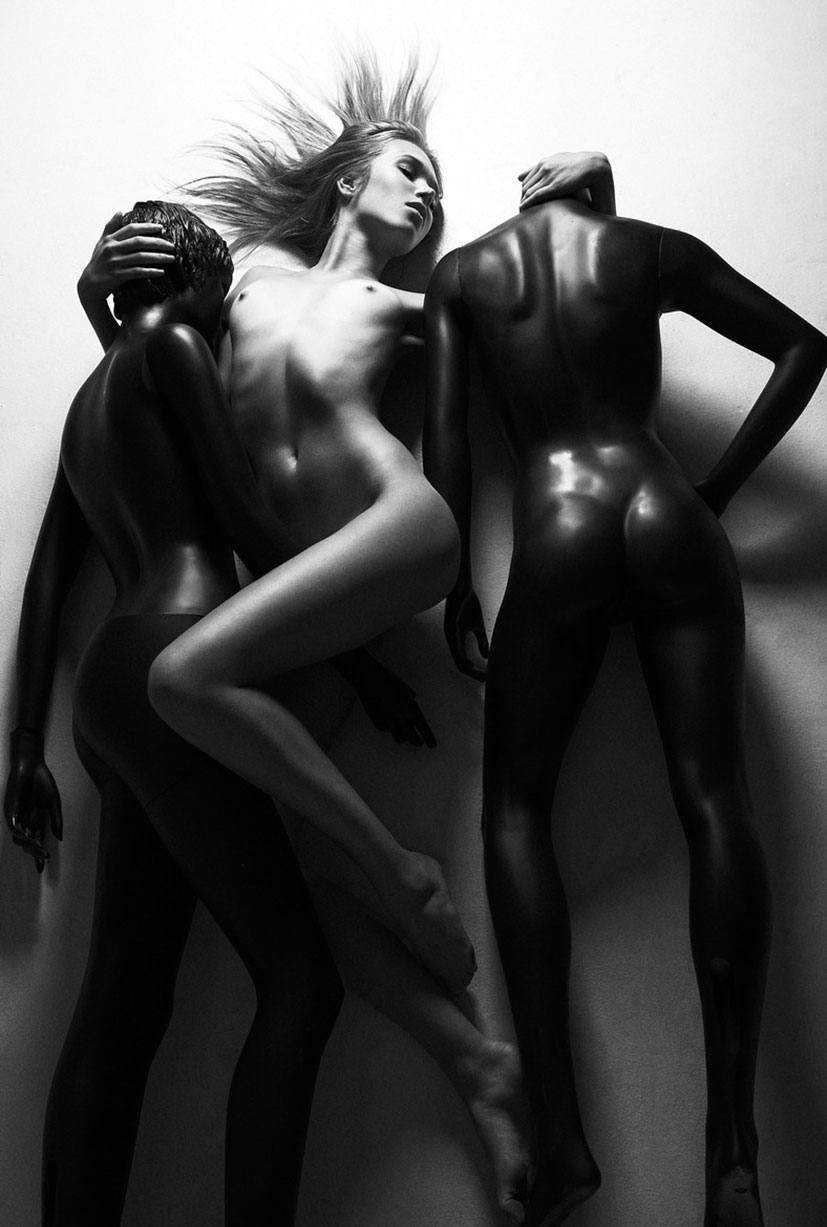 Голые девушки и манекены в серии фотографий Factory Girls by Khoa Bui Голые девушки и манекены в серии фотографий Factory Girls by Khoa Bui