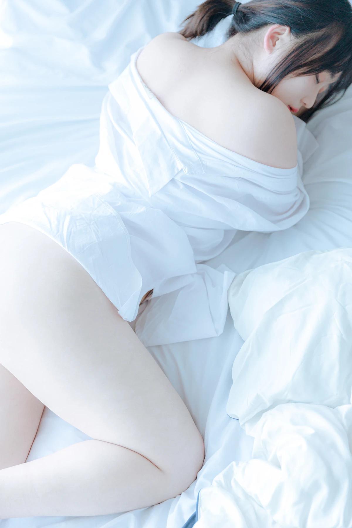 Mozzi 모찌, Photobook 「A Wet Day」(24)