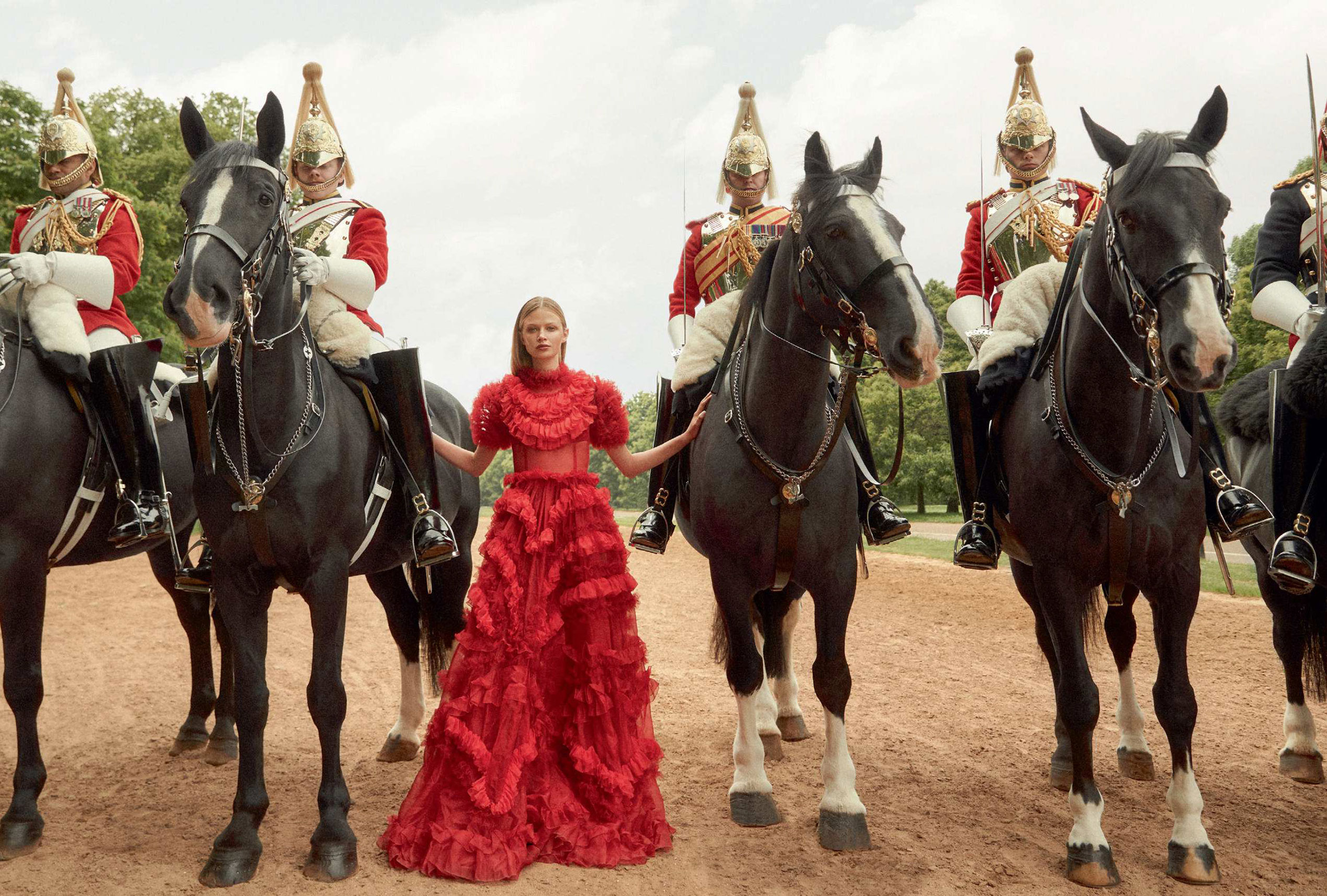 Королевская инспекция караула / For Queen and Country - Anna Lund by Richard Phibbs / Harpers Bazaar UK september 2018 Королевская инспекция караула / For Queen and Country - Anna Lund by Richard Phibbs / Harpers Bazaar UK september 2018