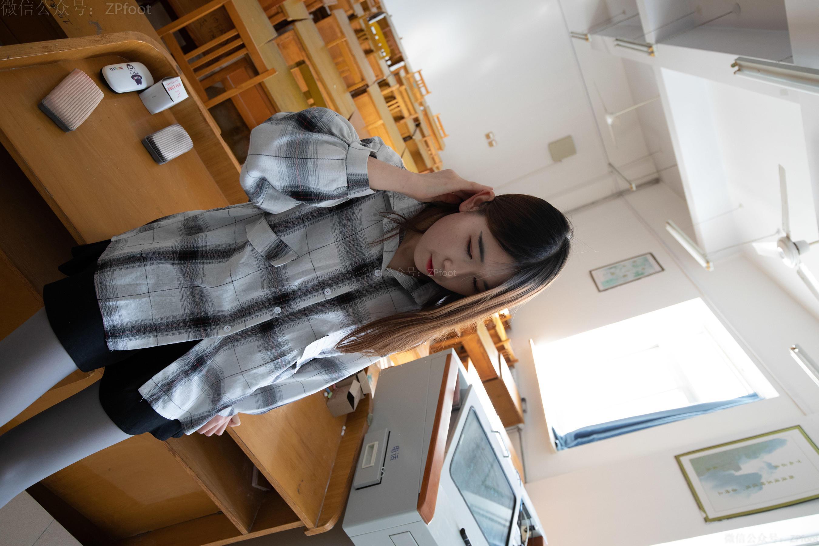 [山茶摄影LSS] NO.069 教室里的灰丝 写真套图(30)