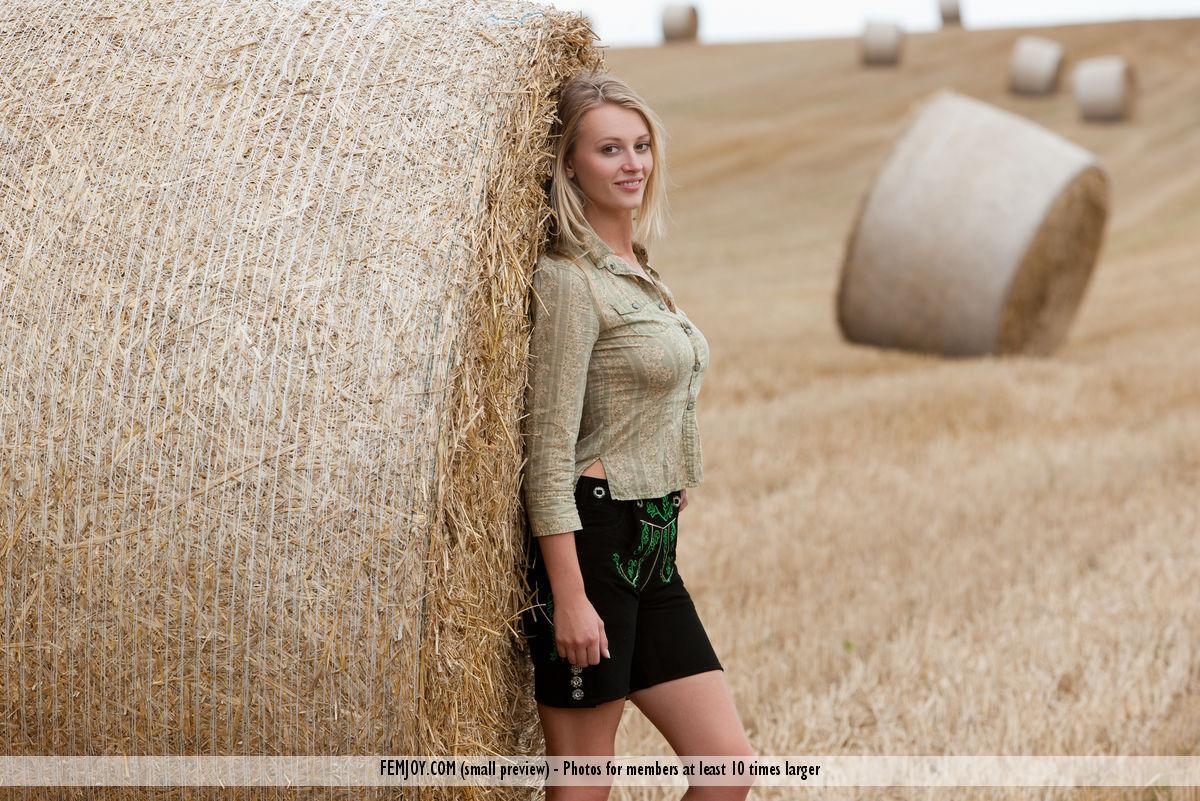 Busty seductive Carisha shows big country girl boobs & strips in the hay field(1)