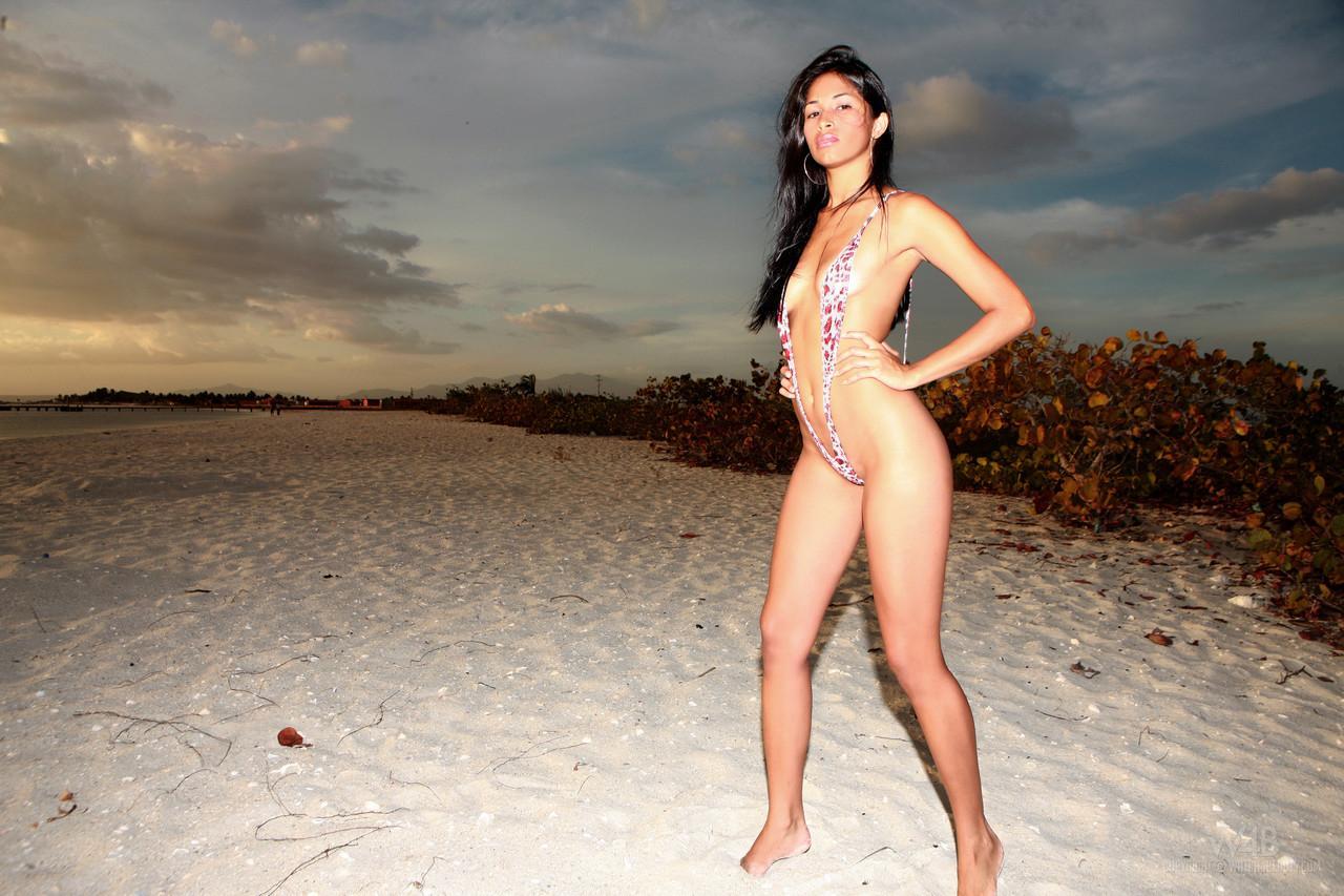 Latina stunner Ruth Medina shows off her perfect natural body on the beach(1)