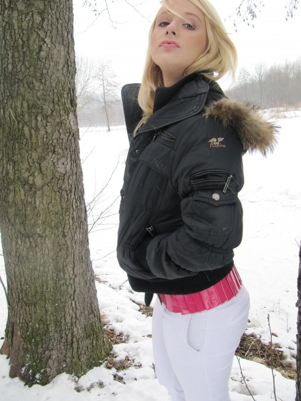 Pretty blonde teen Tonya shows her juicy tits & her fine ass outdoors(4)