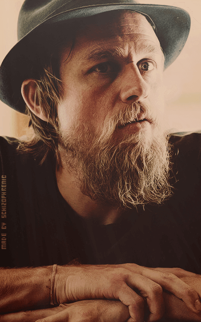 Charlie Hunnam GyJmoHFL_o