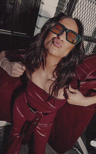 Shay Mitchell JKSGd7KZ_o