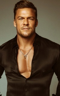 Alan Ritchson BEiIjKTb_o