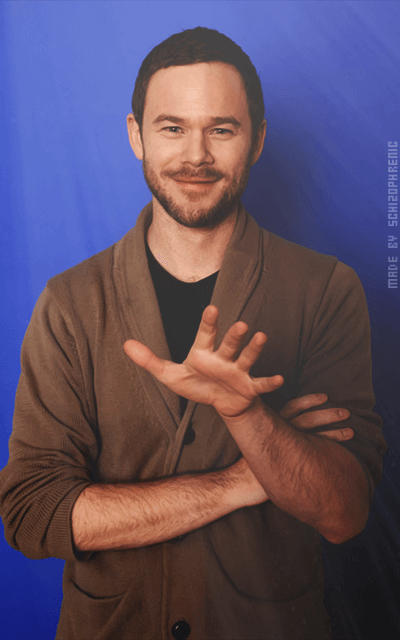 Aaron Ashmore X6xWGOmz_o