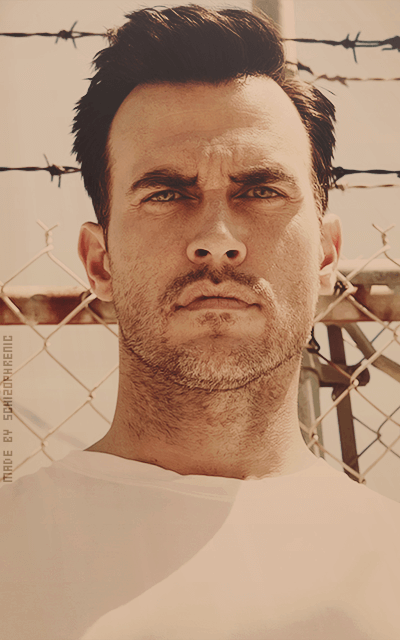 Cheyenne Jackson DVpHKa5o_o